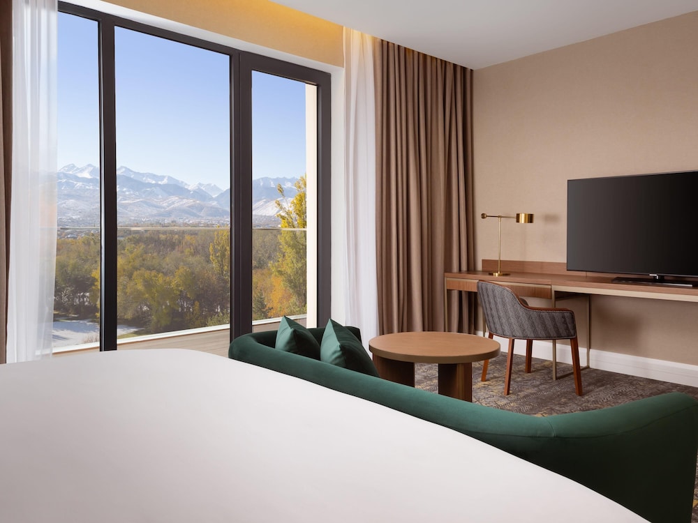 Suite Grand, 1 cama de matrimonio grande, vistas a la montaña (Panoramic) del hotel Swissôtel Wellness Resort Alatau Almaty. Foto 2