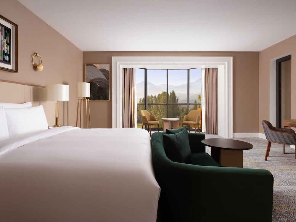 Suite junior, 1 cama de matrimonio grande, vistas a la montaña (Panoramic) del hotel Swissôtel Wellness Resort Alatau Almaty. Foto 1