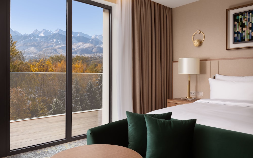 Suite ejecutiva, 1 cama de matrimonio grande, vistas a la montaña (Panoramic) del hotel Swissôtel Wellness Resort Alatau Almaty. Foto 1