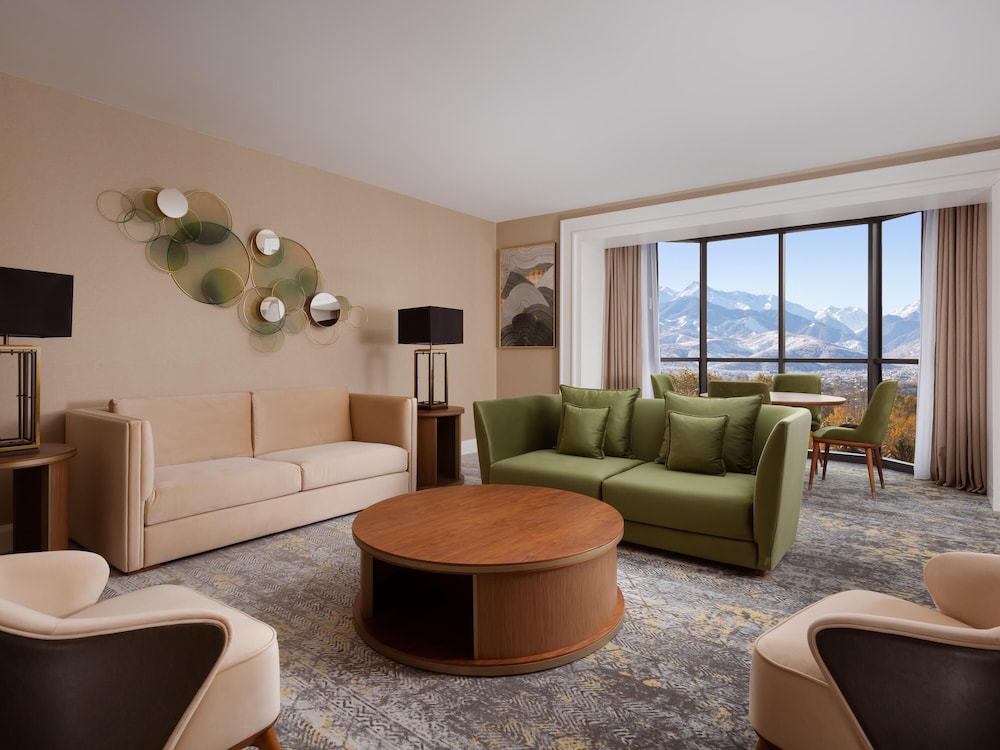 Suite ejecutiva, 1 cama de matrimonio grande, vistas a la montaña (Panoramic) del hotel Swissôtel Wellness Resort Alatau Almaty. Foto 2