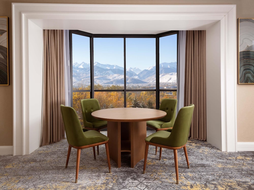 Suite ejecutiva, 1 cama de matrimonio grande, vistas a la montaña (Panoramic) del hotel Swissôtel Wellness Resort Alatau Almaty. Foto 3