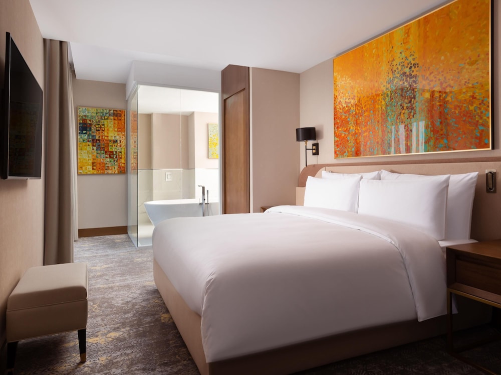 Suite Deluxe, 1 cama de matrimonio grande con sofá cama del hotel Swissôtel Wellness Resort Alatau Almaty