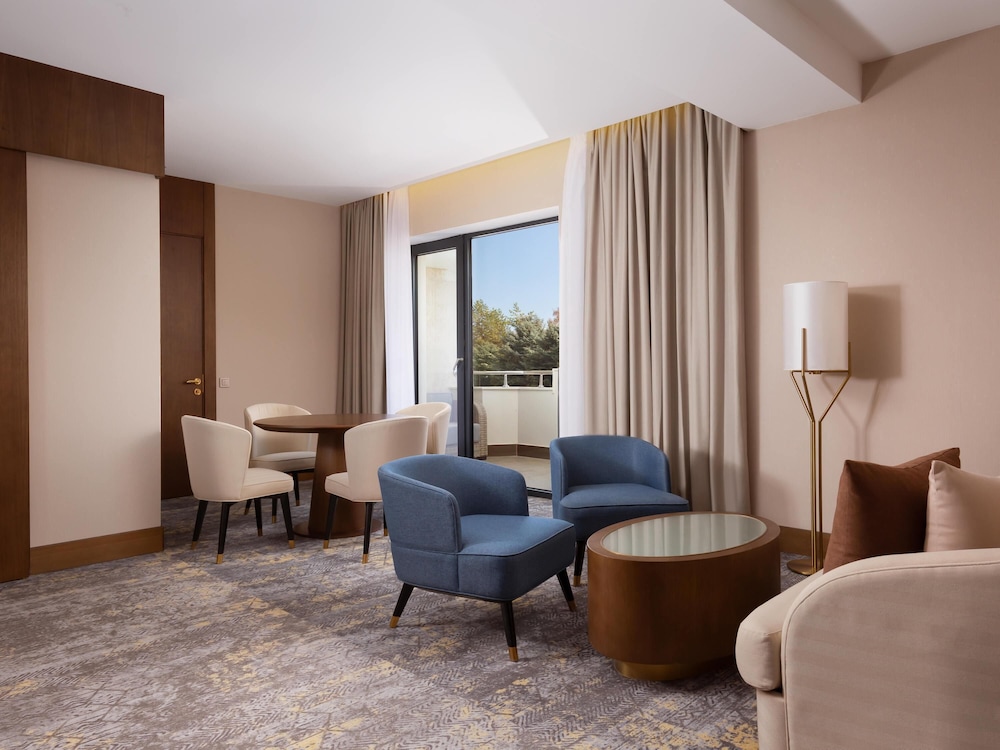 Suite Deluxe, 1 cama de matrimonio grande con sofá cama del hotel Swissôtel Wellness Resort Alatau Almaty. Foto 2