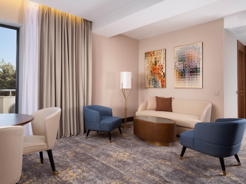 Suite Deluxe, 1 cama de matrimonio grande con sofá cama del hotel Swissôtel Wellness Resort Alatau Almaty. Foto 3