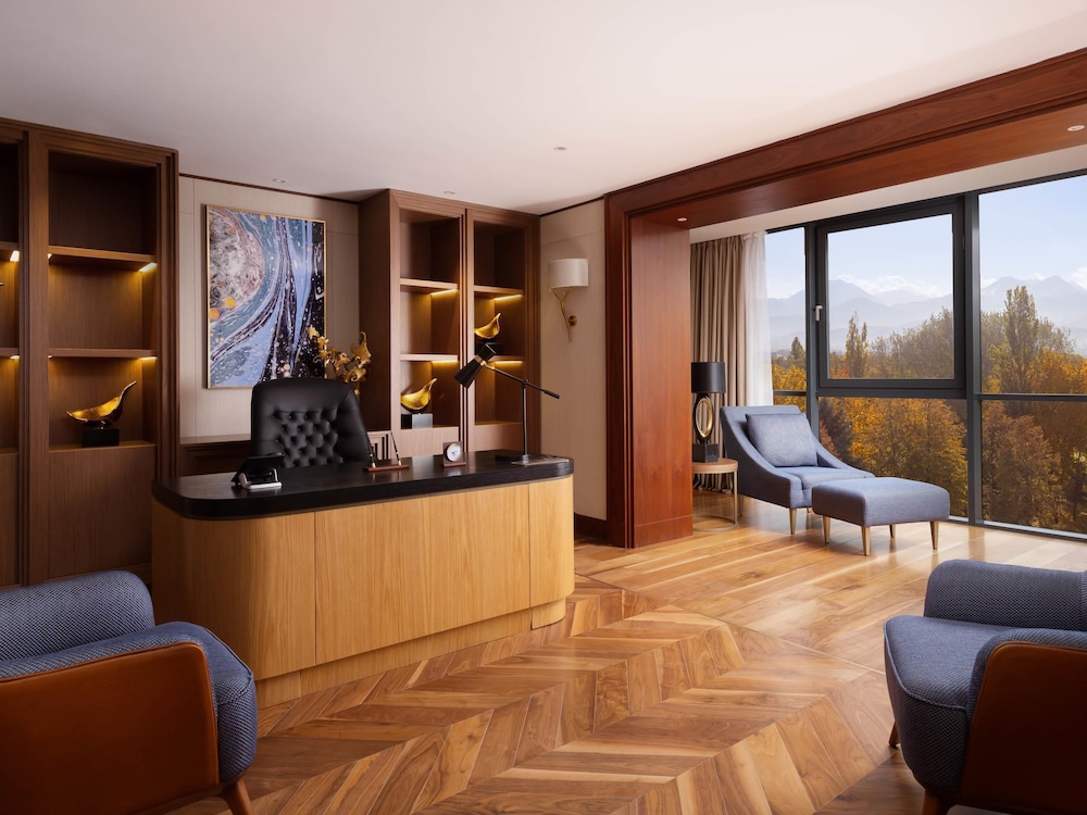 Suite presidencial, 1 cama de matrimonio grande del hotel Swissôtel Wellness Resort Alatau Almaty. Foto 1