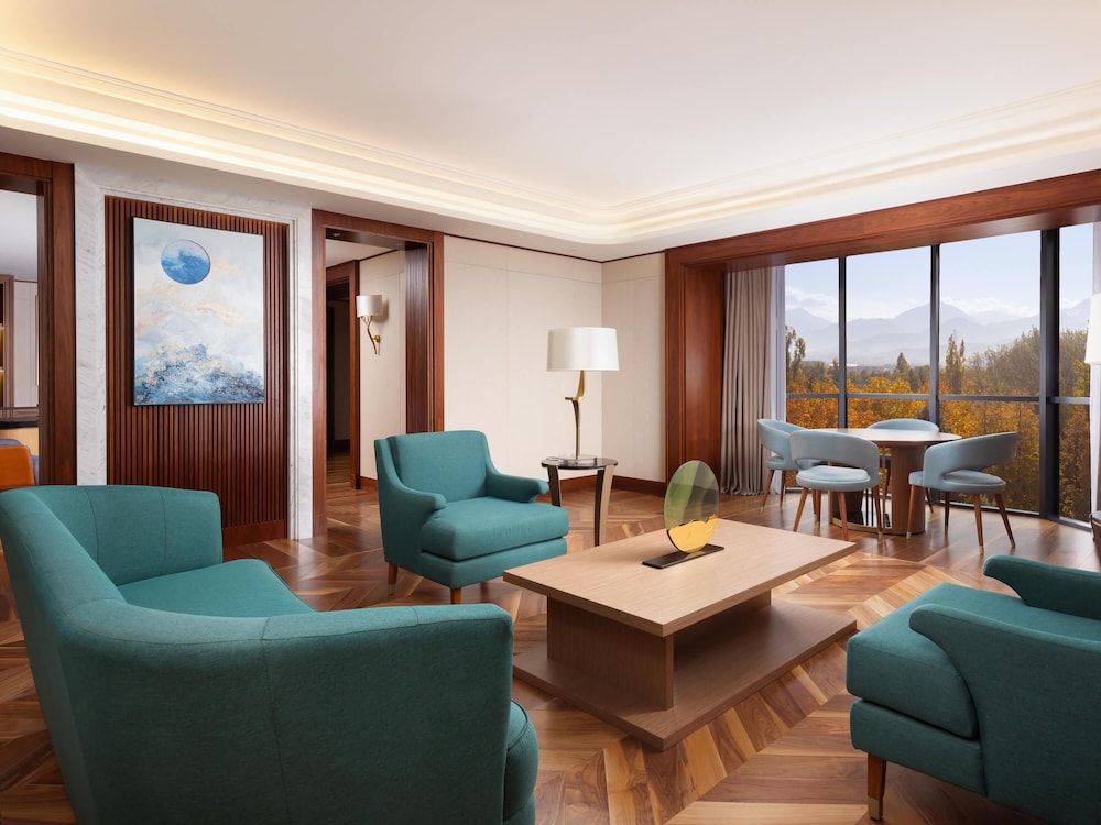 Suite presidencial, 1 cama de matrimonio grande del hotel Swissôtel Wellness Resort Alatau Almaty. Foto 4