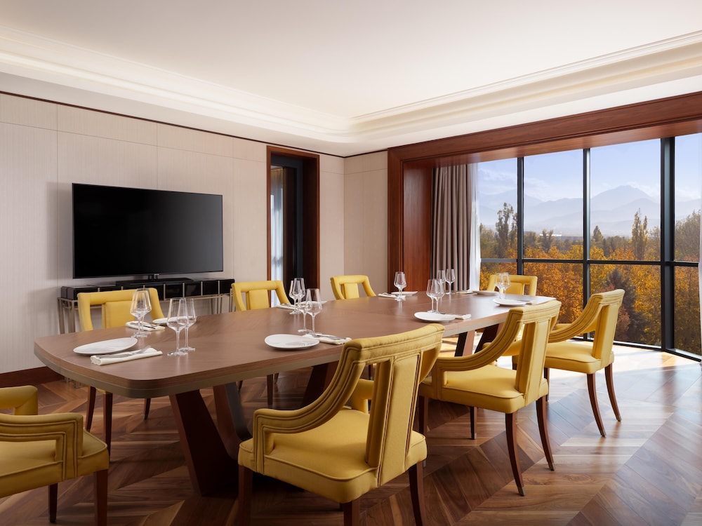 Suite presidencial, 1 cama de matrimonio grande del hotel Swissôtel Wellness Resort Alatau Almaty. Foto 5