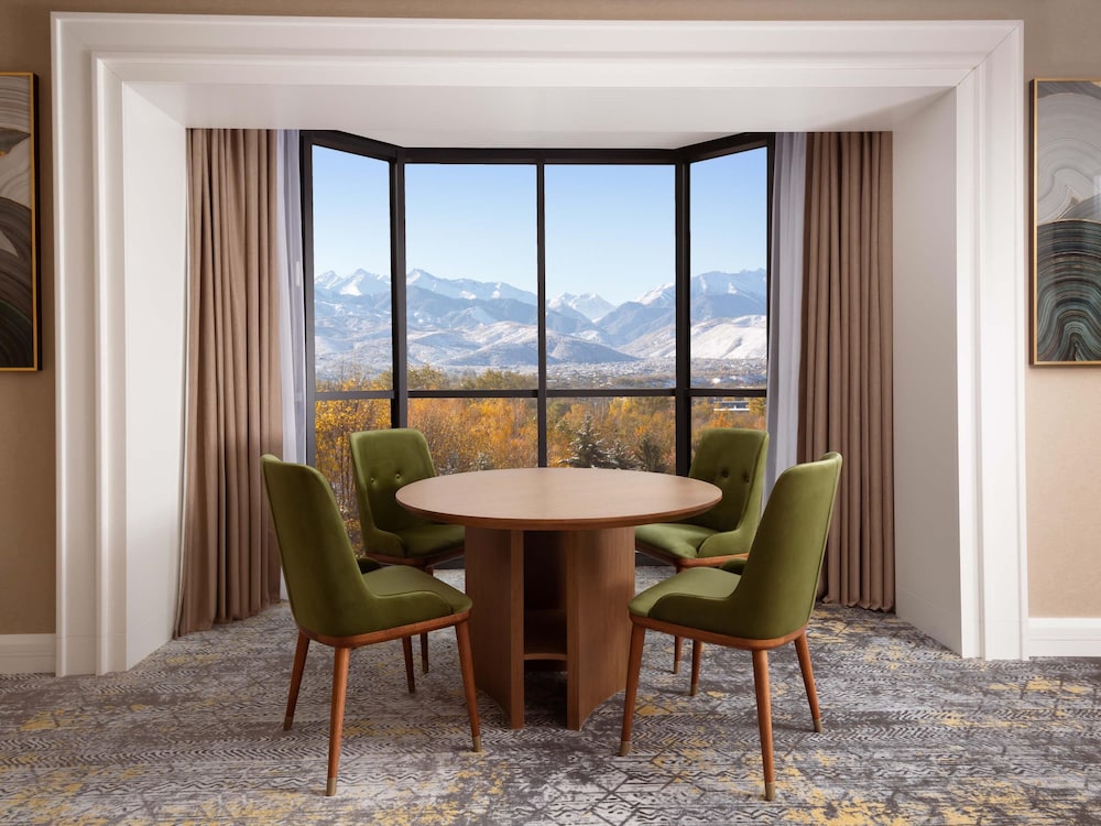 Suite ejecutiva, 1 cama de matrimonio grande, vistas a la montaña (Panoramic) del hotel Swissôtel Wellness Resort Alatau Almaty. Foto 3