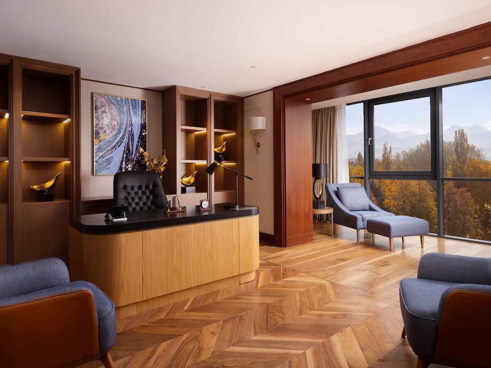 Suite presidencial, 1 cama de matrimonio grande del hotel Swissôtel Wellness Resort Alatau Almaty. Foto 3