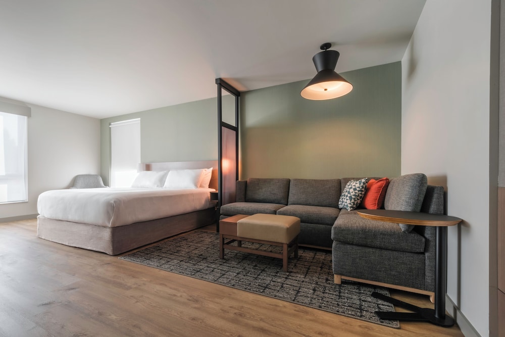 Habitación con Salón | Cama King del hotel Hyatt House Sacramento Airport - Natomas. Foto 2