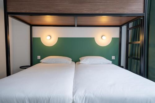 Habitación Triple con baño privado del hotel Beau M Paris - Hostel. Foto 3