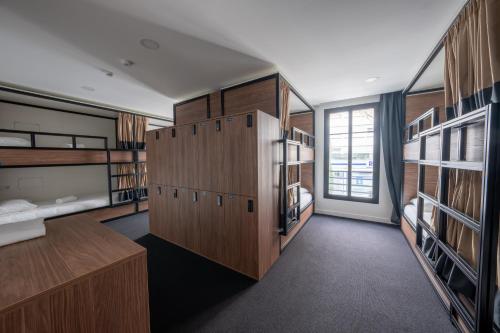 Habitación compartida unisex de 12 camas del hotel Beau M Paris - Hostel. Foto 4