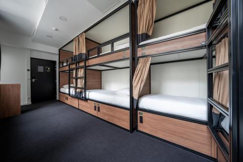 Cama individual en dormitorio mixto compartido de 12 camas del hotel Beau M Paris - Hostel. Foto 6
