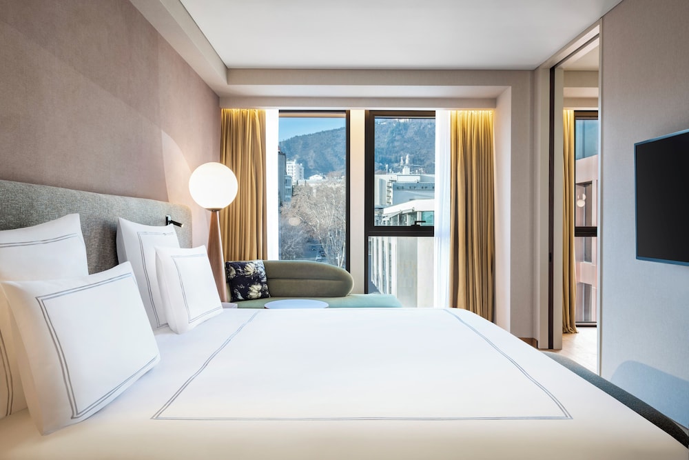 Suite del hotel Swissôtel Tbilisi. Foto 1