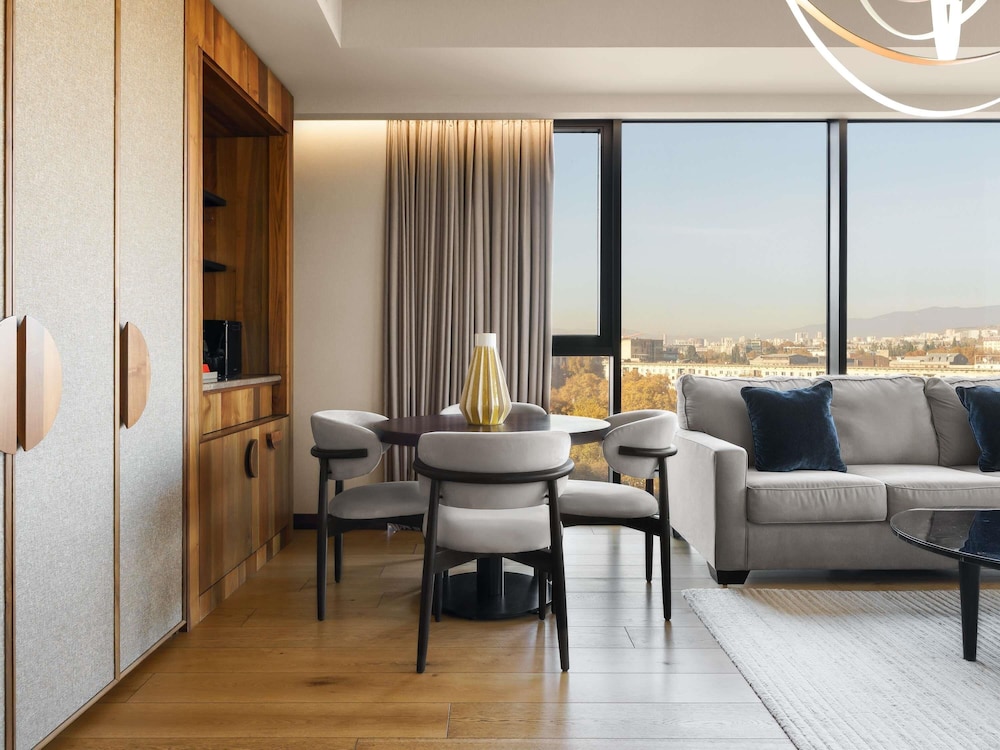 Swiss, Suite ejecutiva, 1 cama de matrimonio grande, terraza del hotel Swissôtel Tbilisi