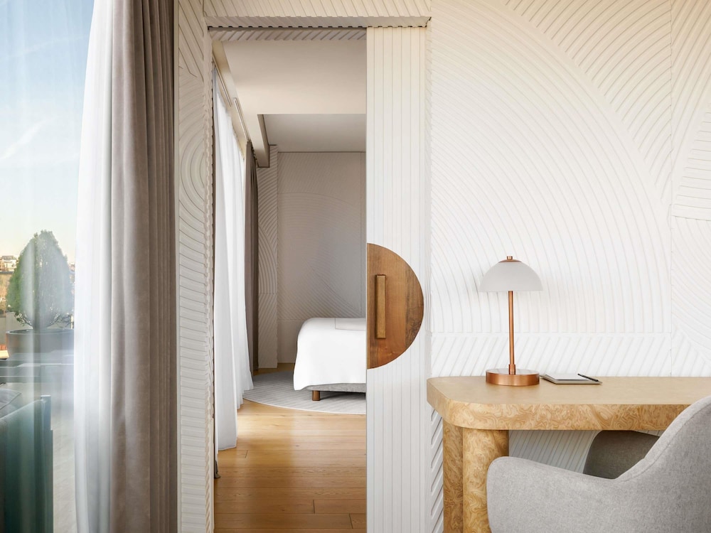 Swiss, Suite ejecutiva, 1 cama de matrimonio grande, terraza del hotel Swissôtel Tbilisi. Foto 1