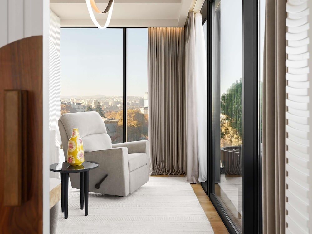 Swiss, Suite ejecutiva, 1 cama de matrimonio grande, terraza del hotel Swissôtel Tbilisi. Foto 3