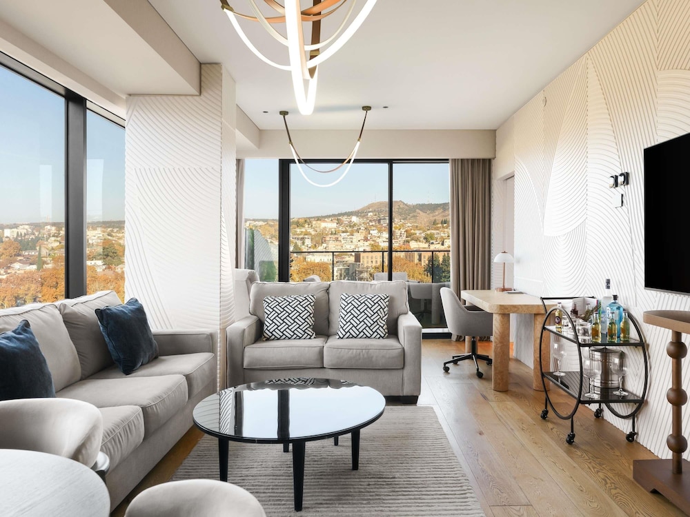 Swiss, Suite ejecutiva, 1 cama de matrimonio grande, terraza del hotel Swissôtel Tbilisi. Foto 4