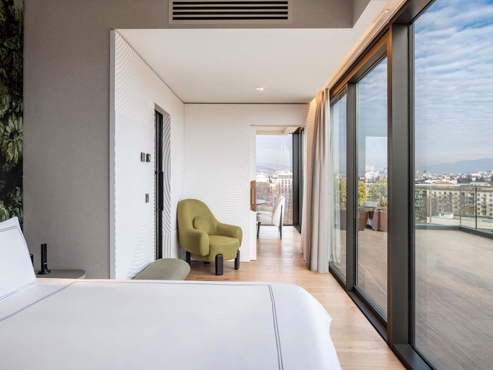 Swiss, Suite ejecutiva, 1 cama de matrimonio grande, terraza del hotel Swissôtel Tbilisi. Foto 5