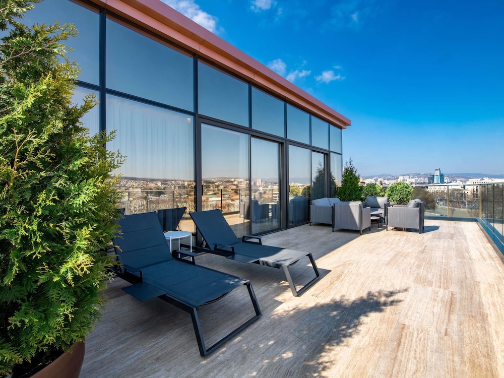 Swiss, Suite ejecutiva, 1 cama de matrimonio grande, terraza del hotel Swissôtel Tbilisi. Foto 9
