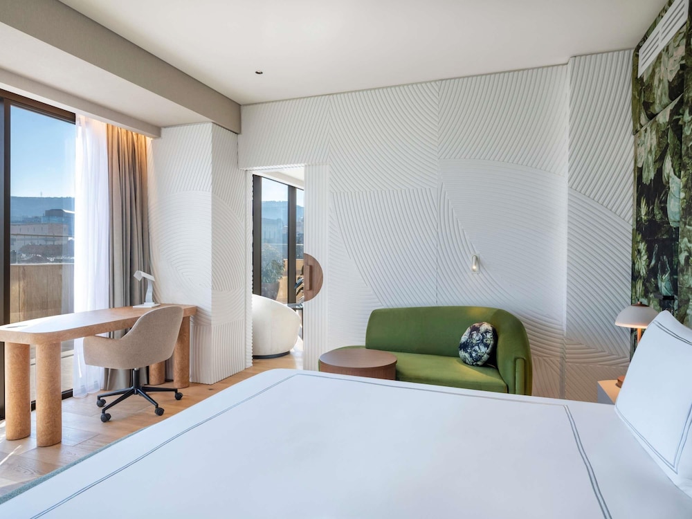 Suite presidencial, 1 cama de matrimonio grande, terraza del hotel Swissôtel Tbilisi. Foto 1