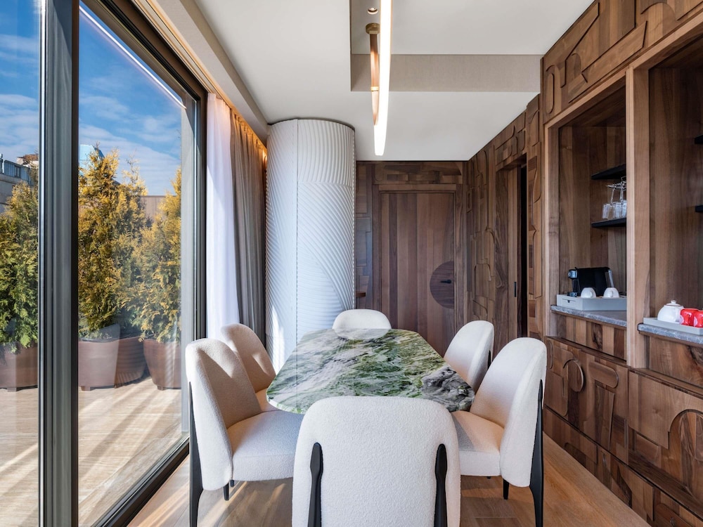 Suite presidencial, 1 cama de matrimonio grande, terraza del hotel Swissôtel Tbilisi. Foto 2