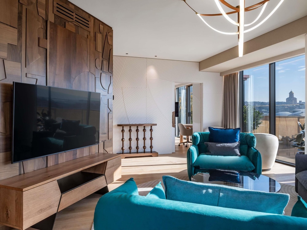 Suite presidencial, 1 cama de matrimonio grande, terraza del hotel Swissôtel Tbilisi. Foto 6