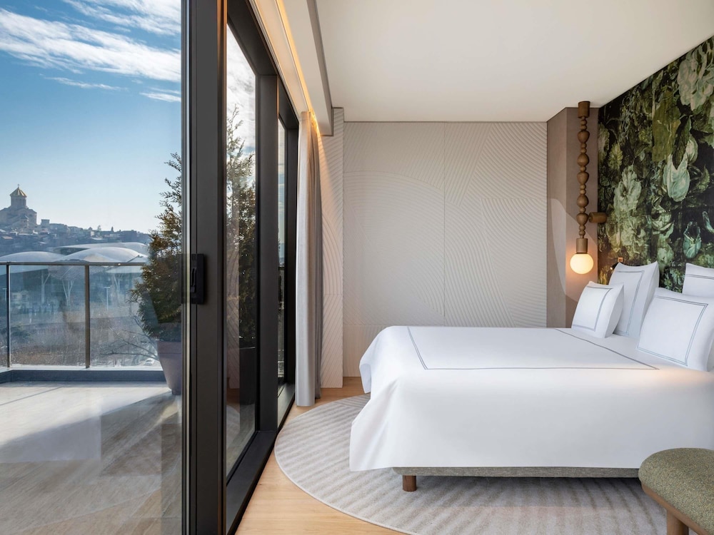 Swiss, Suite ejecutiva, 1 cama de matrimonio grande, terraza del hotel Swissôtel Tbilisi. Foto 10