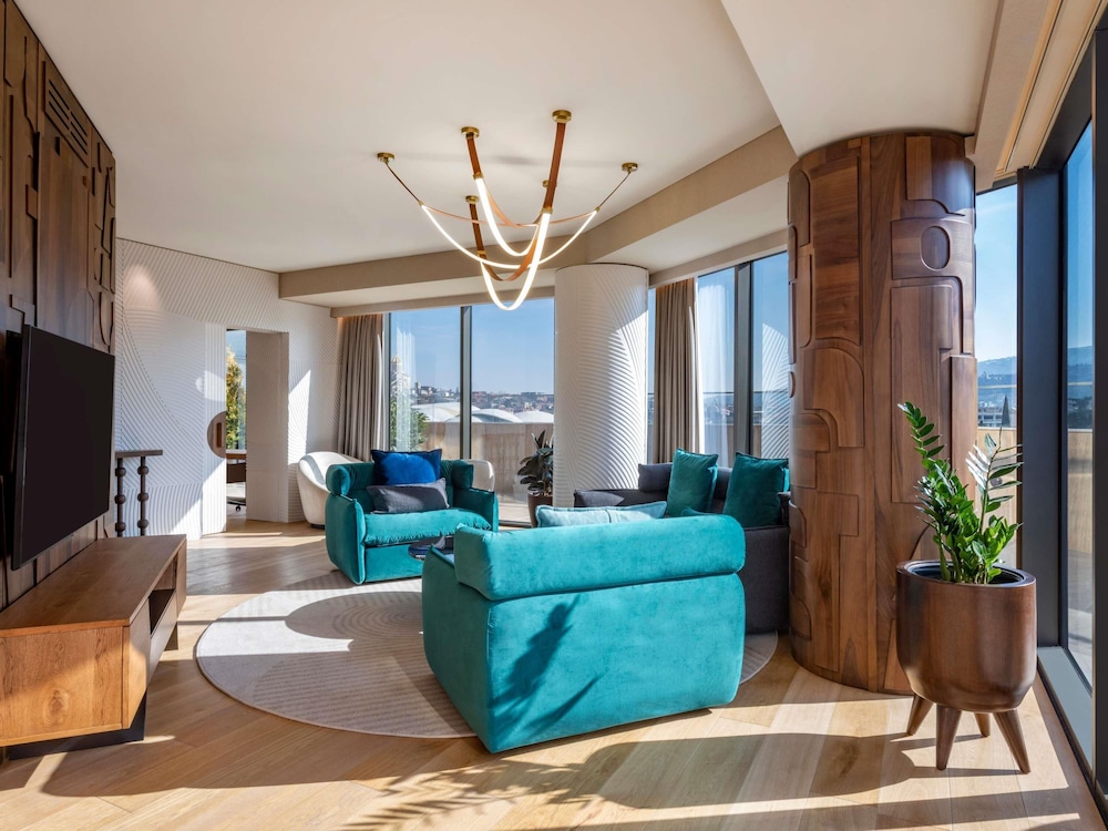 Suite presidencial, 1 cama de matrimonio grande, terraza del hotel Swissôtel Tbilisi. Foto 9