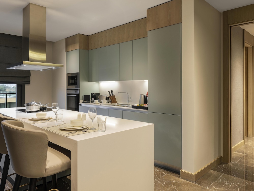 Ático Royal, varias camas del hotel Mövenpick Living Istanbul Camlivadi. Foto 5