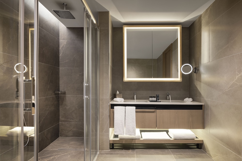 Ático Royal, varias camas del hotel Mövenpick Living Istanbul Camlivadi. Foto 12