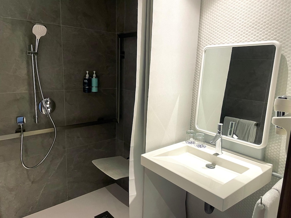 Habitación estándar con 2 camas individuales del hotel Novotel Kinshasa La Gombe. Foto 7