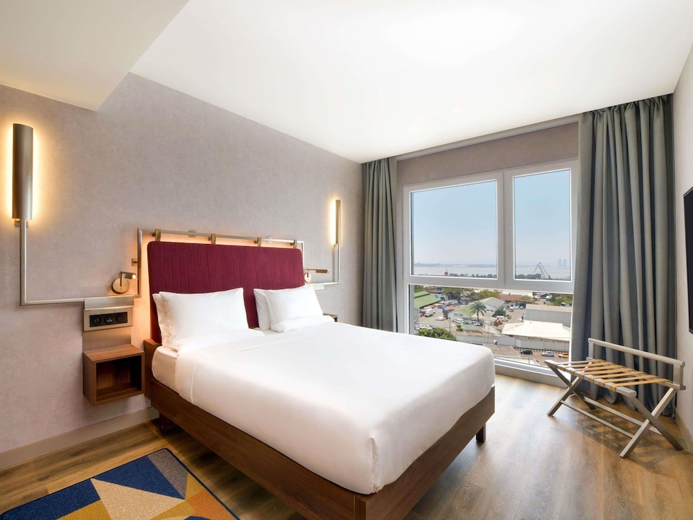 Habitación estándar con vistas al río y cama doble del hotel Novotel Kinshasa La Gombe