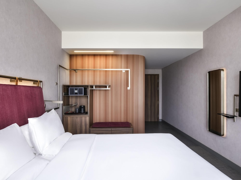 Habitación estándar con vistas al río y cama doble del hotel Novotel Kinshasa La Gombe. Foto 2