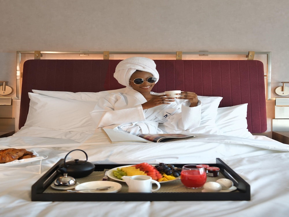Habitación estándar con vistas al río y cama doble del hotel Novotel Kinshasa La Gombe. Foto 4