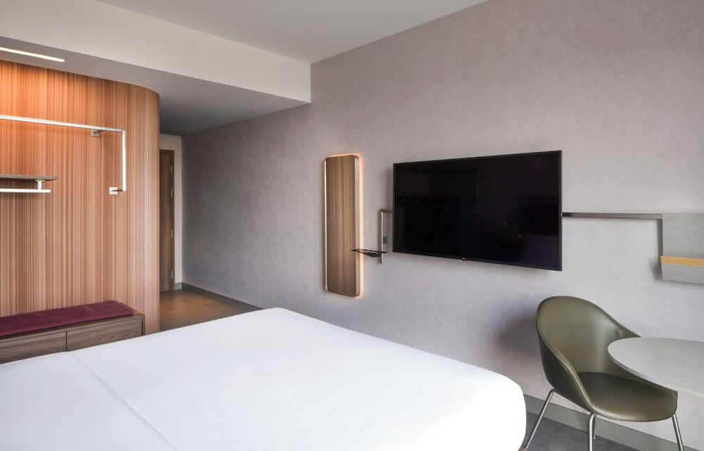Habitación estándar con vistas al río y cama doble del hotel Novotel Kinshasa La Gombe. Foto 7