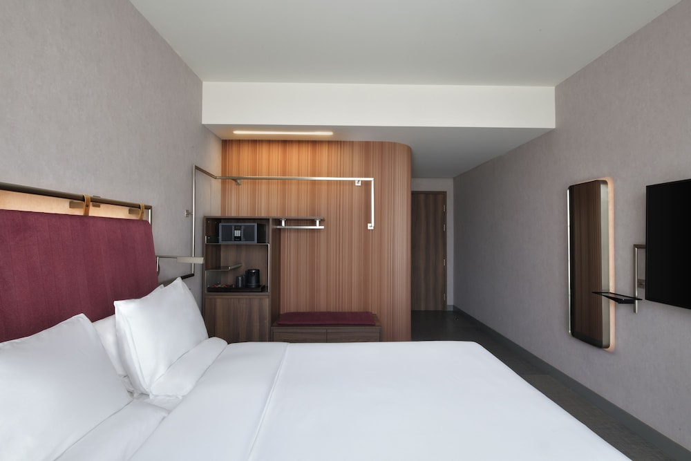Habitación estándar con vistas al río y cama doble del hotel Novotel Kinshasa La Gombe. Foto 8