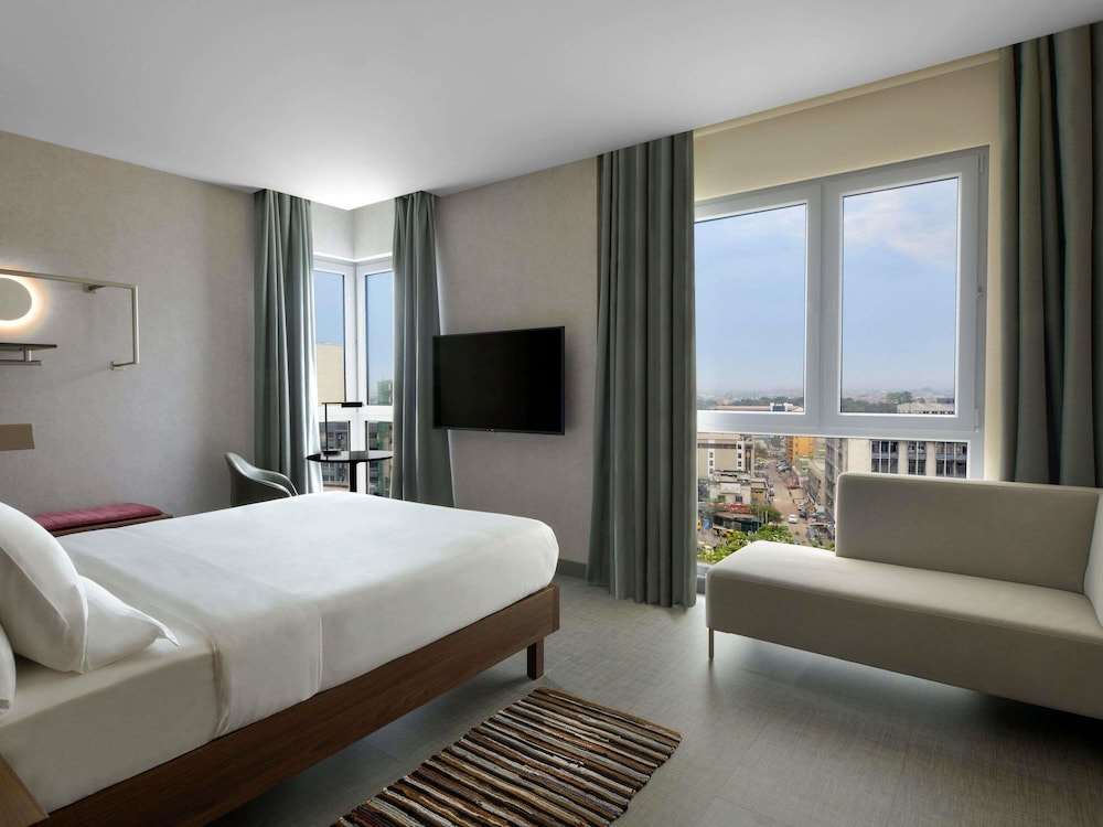 Habitación ejecutiva, cama doble y sofá - cama del hotel Novotel Kinshasa La Gombe