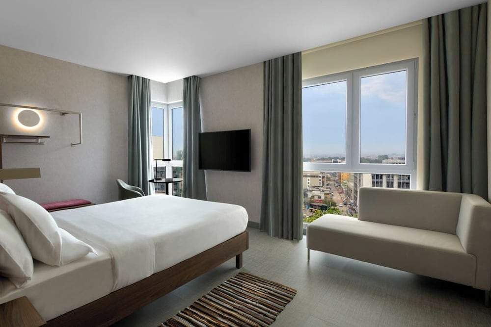 Habitación ejecutiva, cama doble y sofá - cama del hotel Novotel Kinshasa La Gombe. Foto 1