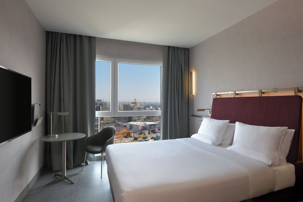 Habitación ejecutiva, cama doble y sofá - cama del hotel Novotel Kinshasa La Gombe. Foto 2