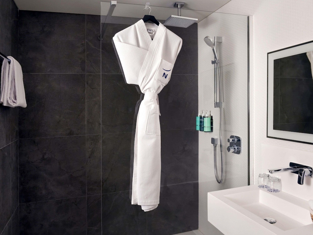 Habitación ejecutiva, cama doble y sofá - cama del hotel Novotel Kinshasa La Gombe. Foto 6