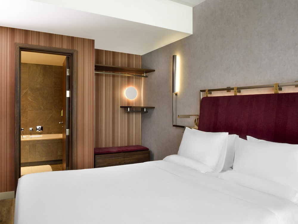 Suite con cama doble y vistas al río del hotel Novotel Kinshasa La Gombe. Foto 1