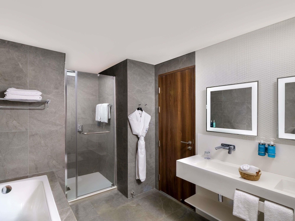Suite con cama doble y vistas al río del hotel Novotel Kinshasa La Gombe. Foto 4