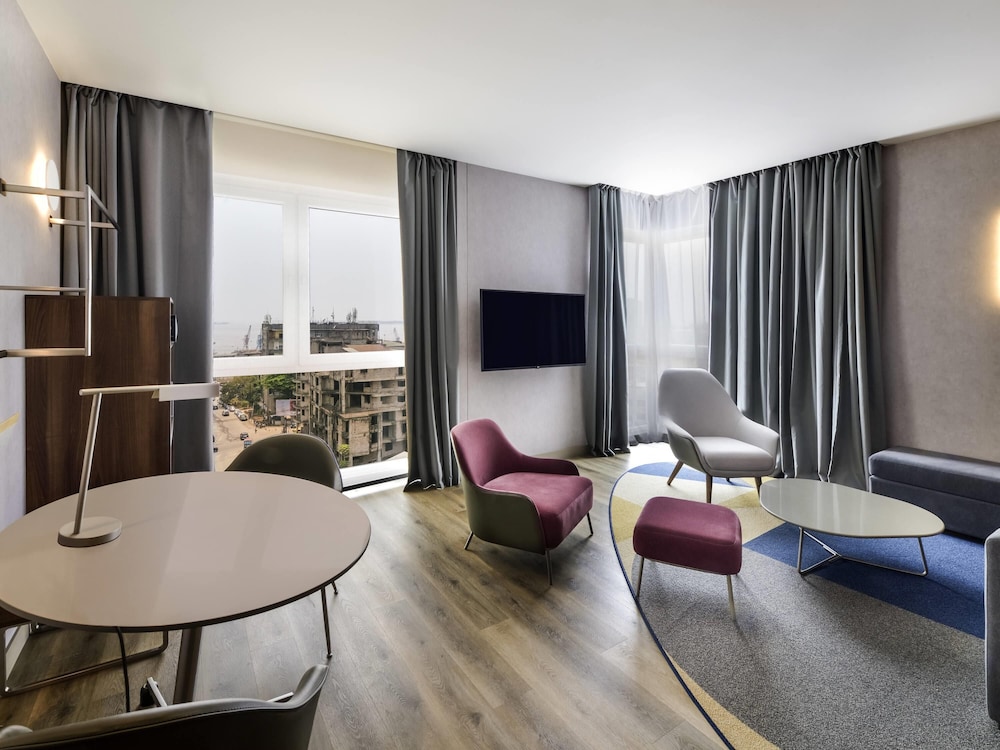 Suite con cama doble y vistas al río del hotel Novotel Kinshasa La Gombe. Foto 5