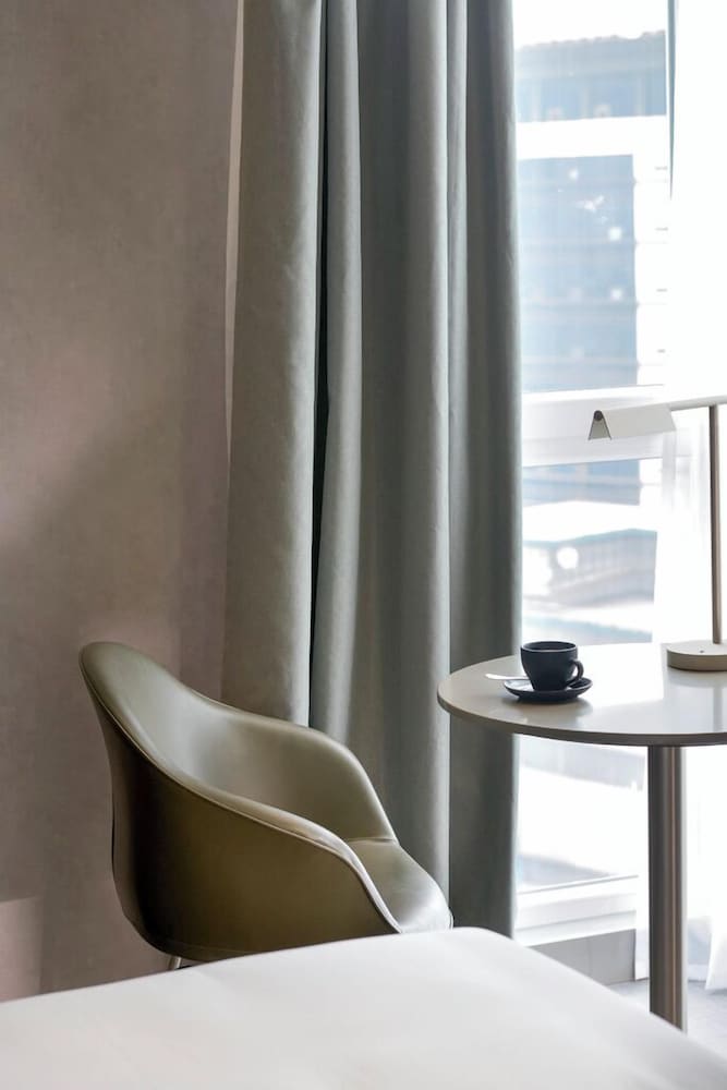 Suite con cama doble y vistas al río del hotel Novotel Kinshasa La Gombe. Foto 6