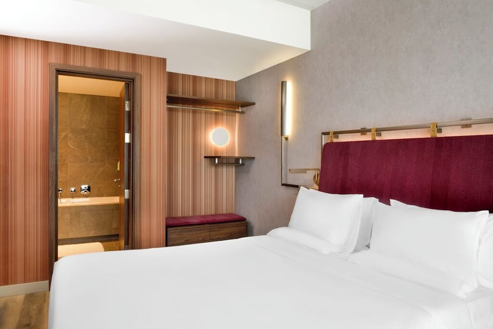 Suite con cama doble y vistas al río del hotel Novotel Kinshasa La Gombe. Foto 9