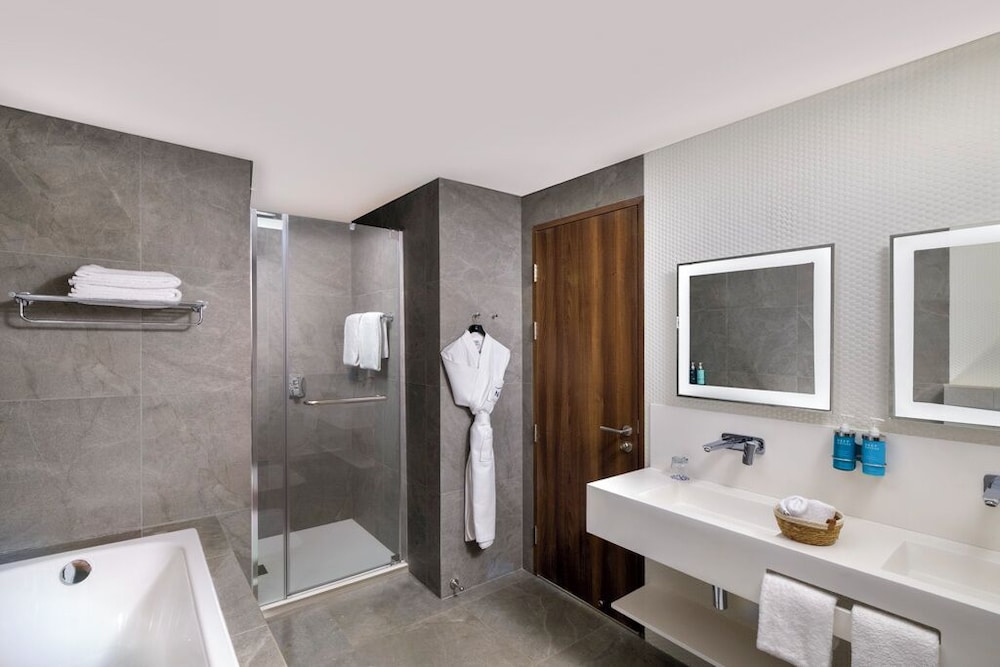 Suite con cama doble y vistas al río del hotel Novotel Kinshasa La Gombe. Foto 11