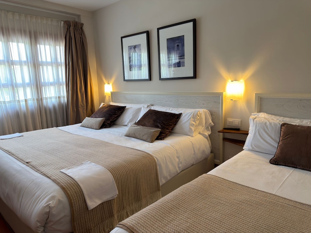 Habitación Triple Clásica del hotel San Antonio El Real