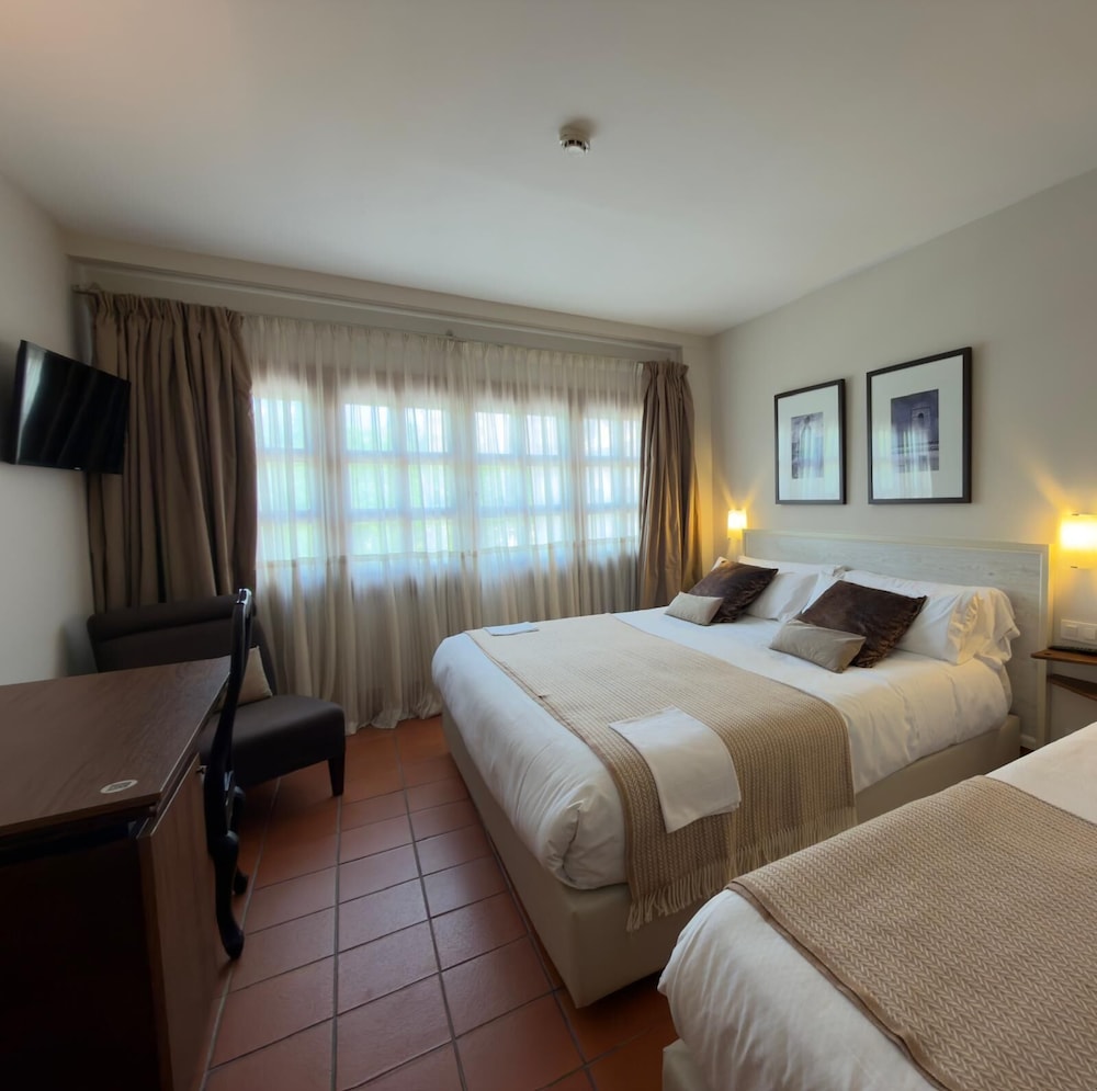 Habitación Triple Clásica del hotel San Antonio El Real. Foto 3