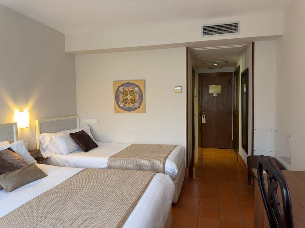 Habitación Triple Clásica del hotel San Antonio El Real. Foto 4
